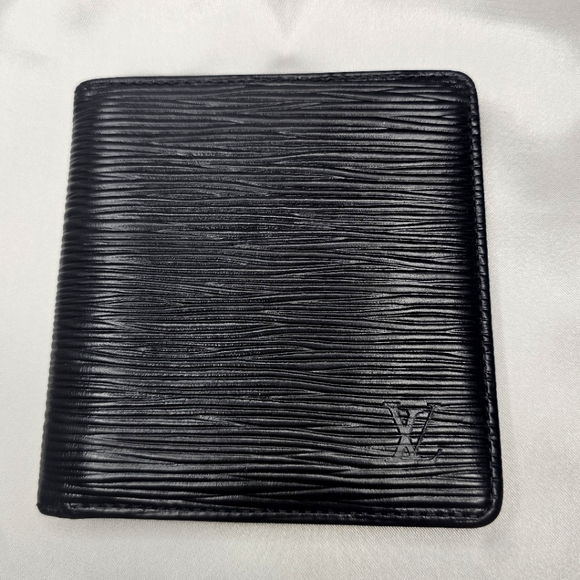 Like New Louis Vuitton Epi Bifold Wallet! - Picture 3 of 16